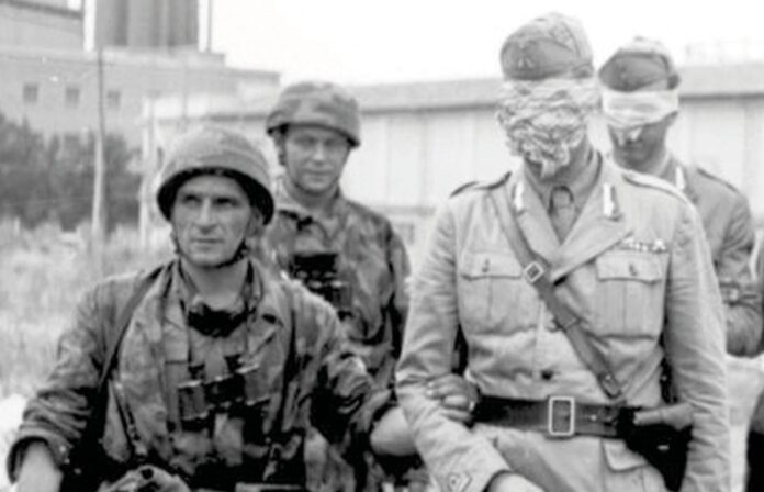 la benda al cuore - nella foto soldati della seconda guerra monfdale (foto in bianco e nero)