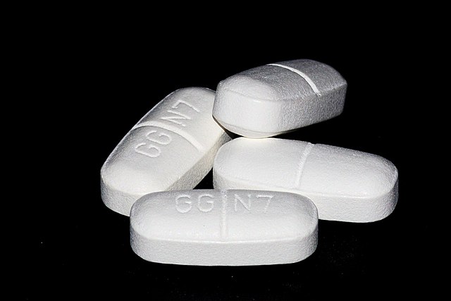 pastiglie di amoxicillina bianche su fondo nero