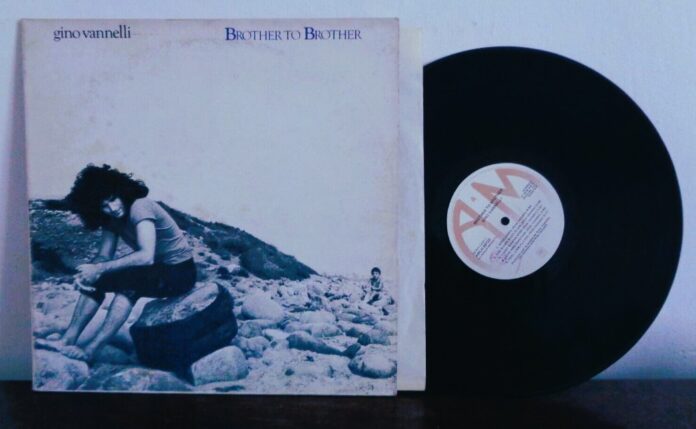 gino vannelli - la copertina dell'album brother to brother, che lo raffigura seduto su uno scoglio in riva al mare