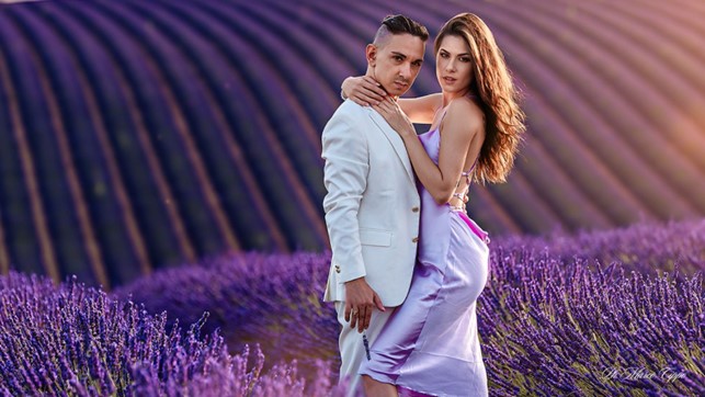 Rosario Farò & Valeria Lariccia abbracciati, in piedi, vestiti di bianco