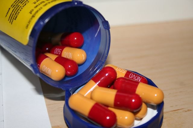 antibiotici rossi e arancioni in una confezione aperta