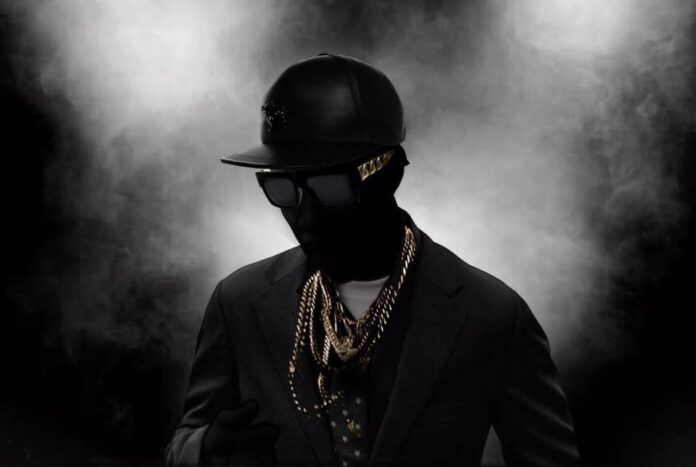 hip hop - foto in bianco e nero con del fumo intorno alla figura di un uomo che indossa un cappellino , occhilai scuri, e al collo diverse collane d'oro [[File:TheRapper.jpg|TheRapper]]