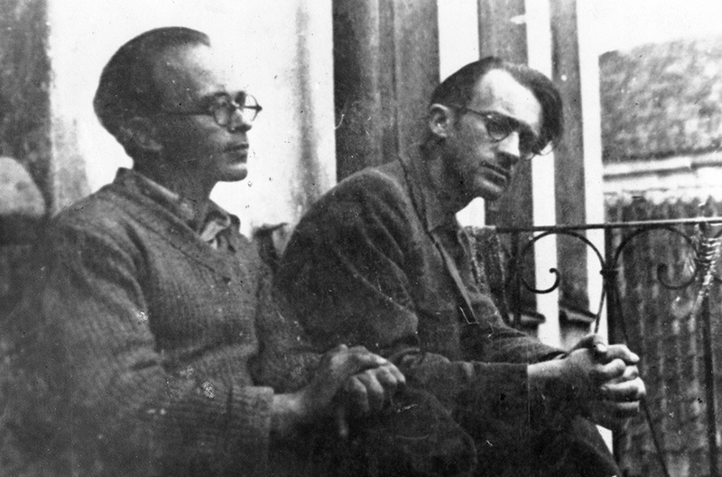 foto in bianco e nero seduti in n balcone dei poeti Shmerke Katsherginski e Avrom Sutskever,