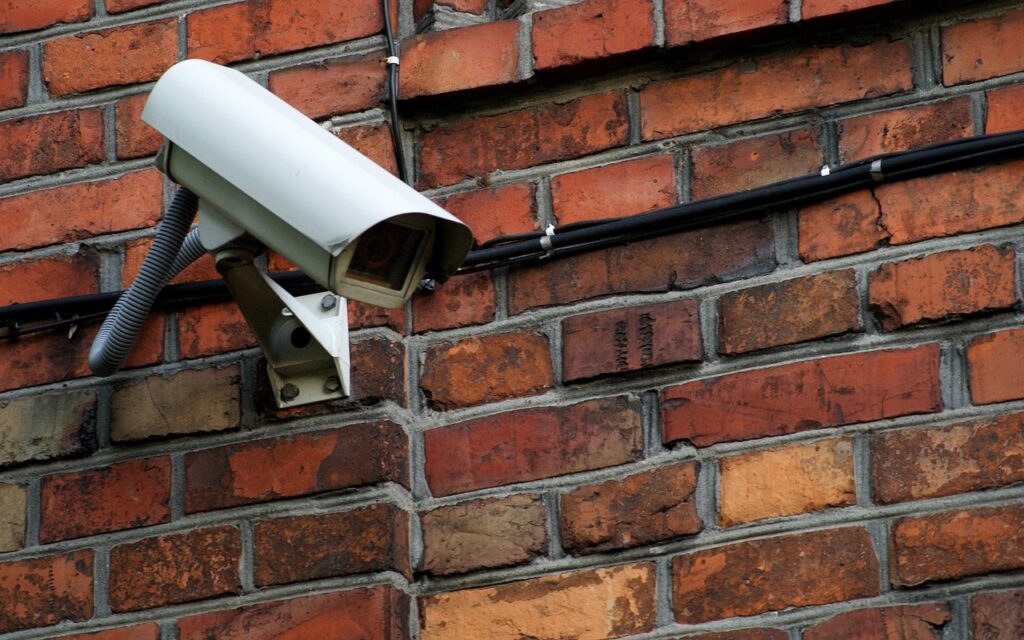 Garante: Telecamere attaccate a un muro di mattoni rossi