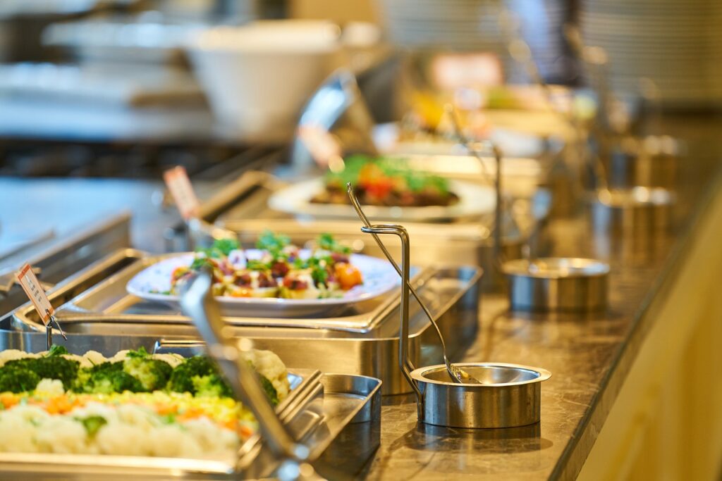 ristoranti cinesi: il buffet fatto con tanti vassoi disposti in fila con del cibo pronto dentro