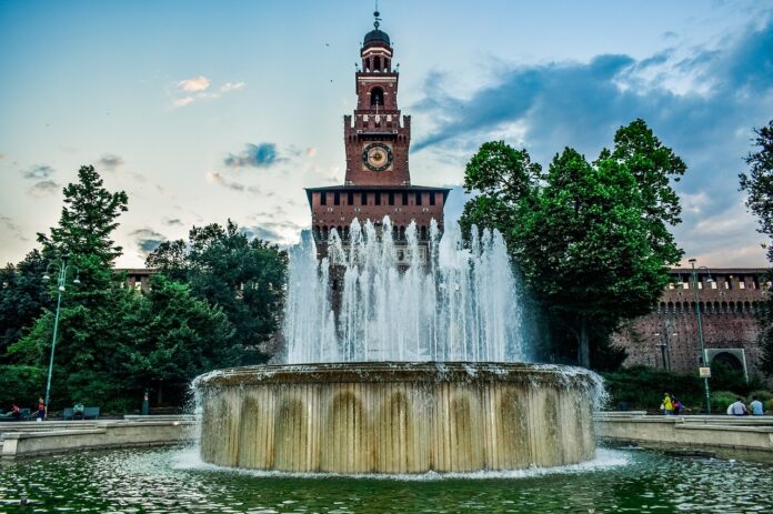 Musei civici di Milano nella foto il castello sforzesco con n primo piano la fontana circolare con bellissimi getti d'acqua
