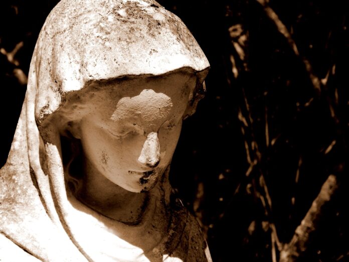 Immacolata Concezione - il primo piano del volto di una statua rappresentante la MadonnA