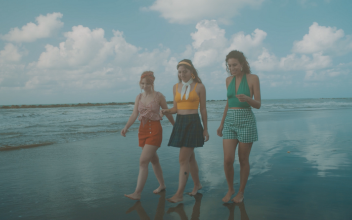 wasabi - le tre componenti il trio, a passeggio sulla riva del mare, abbigliate in stile anni '60