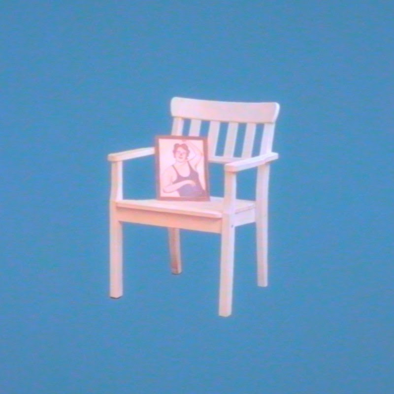 volpe - la copertina del nuovo singolo che raffigura una sedia di legno rosa, con appoggiata la cornice di una foto