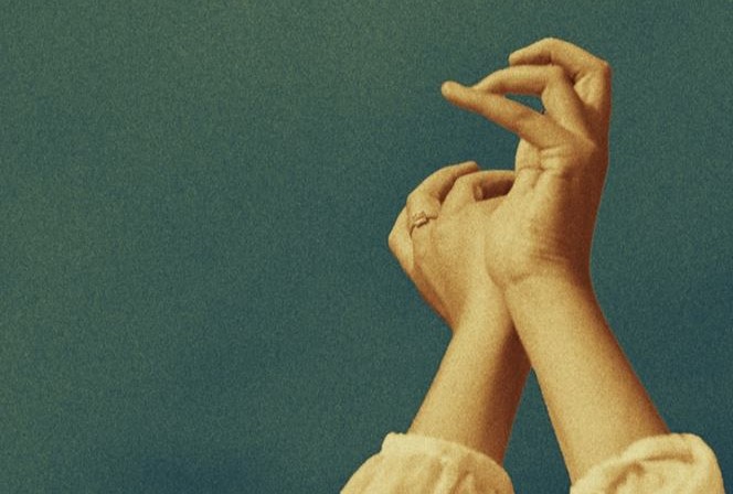 frero - la copertina del nuovo singolo che raffigura due mani intrecciate