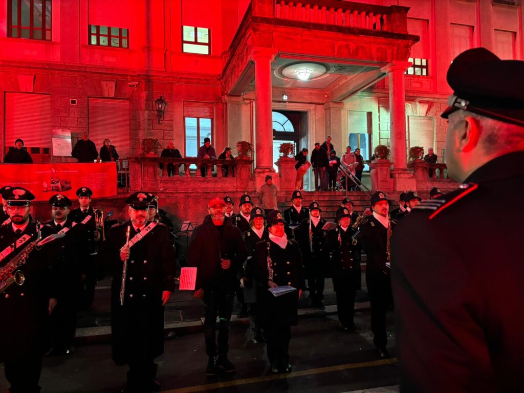 Concerto di Natale con banda e fanfara sotto le finestre di un ospedale a MIlano