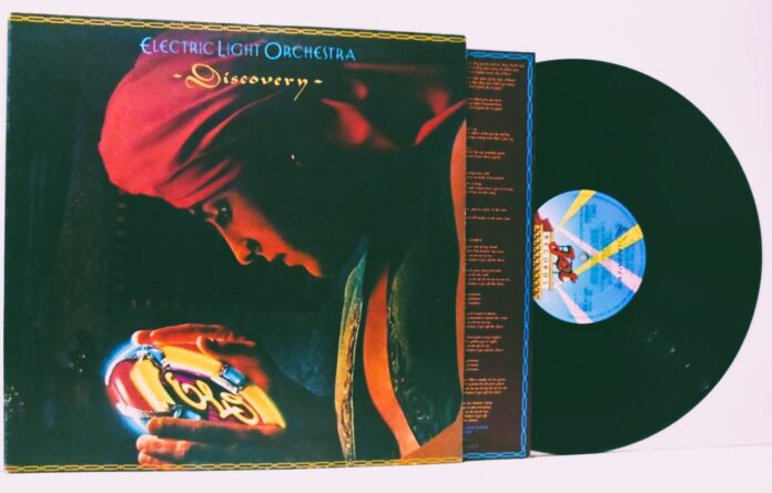 discovery - la copertina dell'album della ELO che raffigura aladino con in mano una astrovave luminosa
