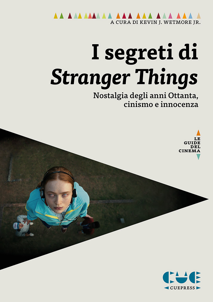 Stranger Things - la copertina del libro bianca con un triangolo nero con la punta a sinistra e al centro del triangolo una ragazina guarda all'insu con gli occhi bianchi