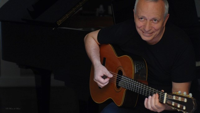 maurizio fabrizio imbraccia una chitarra acustica