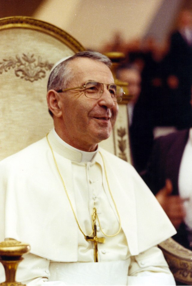 
Papa Giovanni Paolo I Albino Luciani - foto licenza CC seduto con veste papale bianca le teorie di Padre Amorth sul suo assassinio