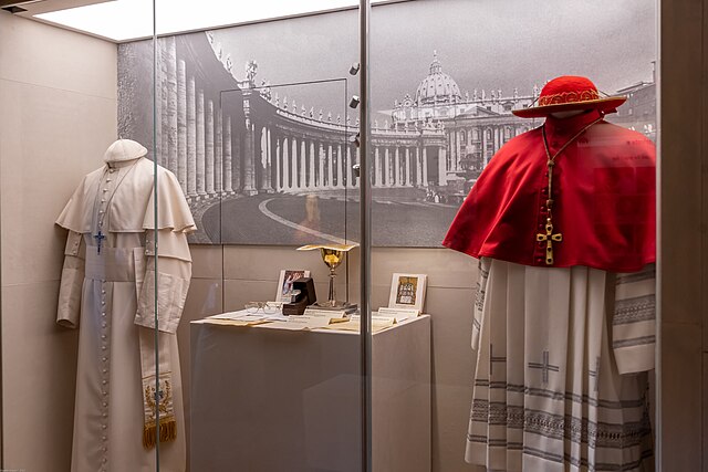 MUSAL - Museo Albino Luciani, Canale d'Agordo. Vesti del pontefice Papa Giovanni Paolo I. 2° piano.