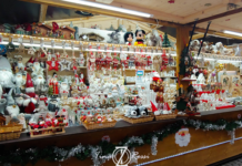 Colmar mercatini di natale - un banco con tanti pupazzi natalizi e dolci