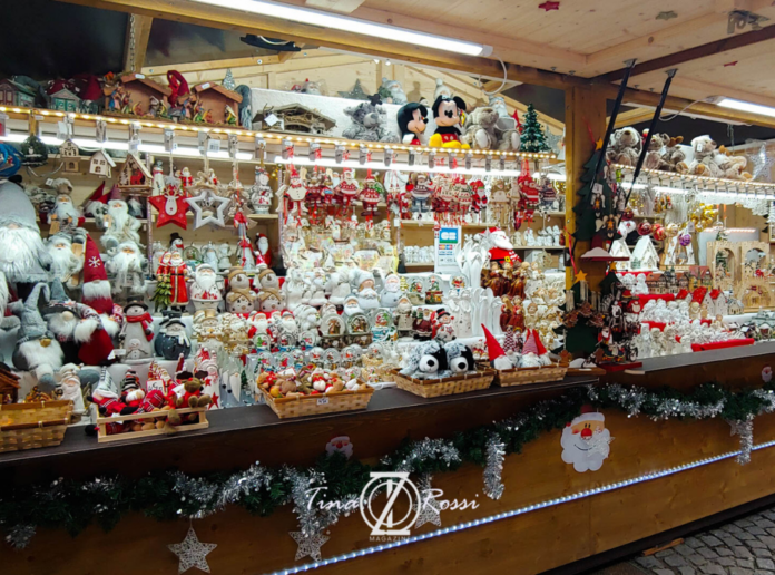 Colmar mercatini di natale - un banco con tanti pupazzi natalizi e dolci