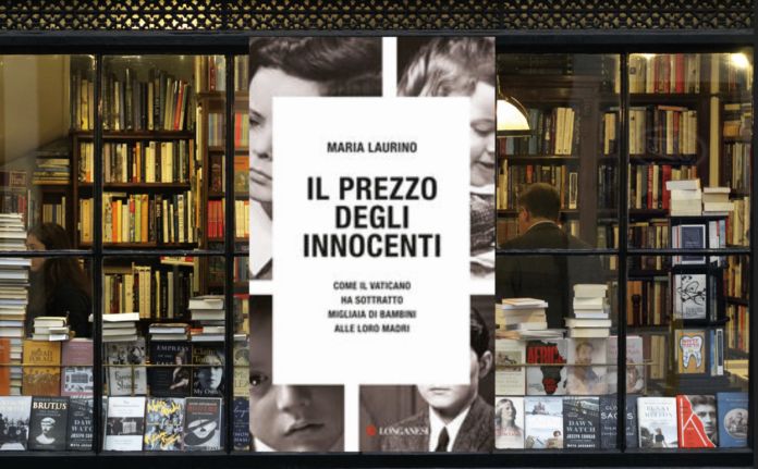 una vetrina di libreria con il libro il prezzo degli innocenti al centro