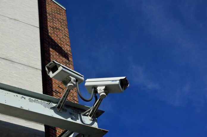 Videosorveglianza in condominio - delle telecamere posizionate sull'esterno del muro di una casa