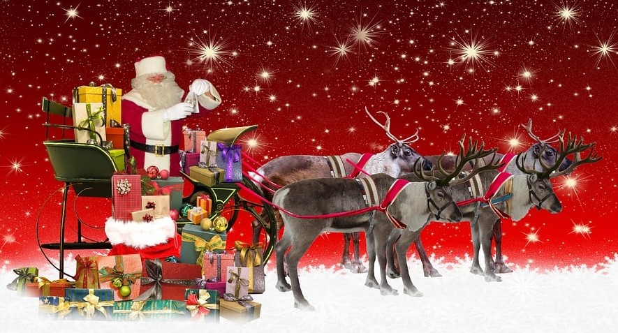 Babbo Natale vestitodi rosso con cintura nera è sulla slitta trainata dalle renne, con tanti regali sopra