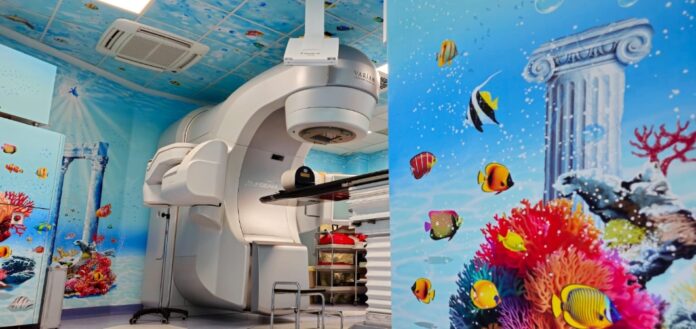 Radioterapia per bambini - lastanza ma le pareti sono azzurre con coralli e delfini, anche il soffitto è dipinto come il mare e coralli