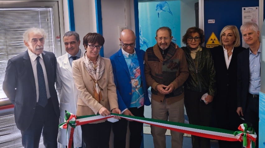 ospedali dipinti . delle persone tagliano il nastro di inaugurazione del reparto dipinto