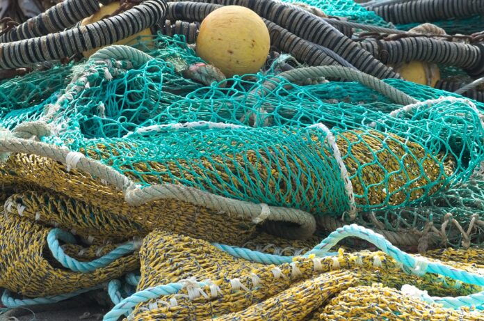 pesca - delle reti da pesca verdi e gialle con i galleggianti a forma di palla