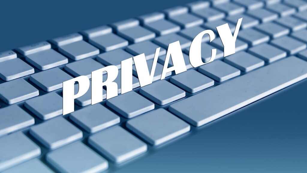 dati sensibili - nella foto la parola "privacy" esce da una tastiera di pc
