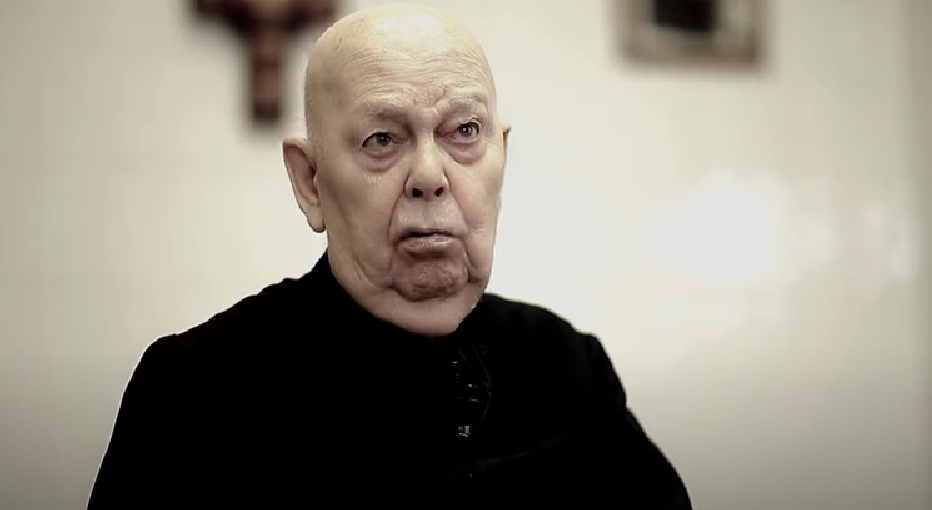 padre amorth in veste sacerdotalen era in un frame dal docufilm