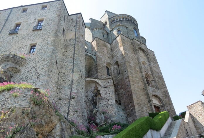 vento -- una foto della Sacra di San Michele, con il monastero, la chiesa e i muri alti