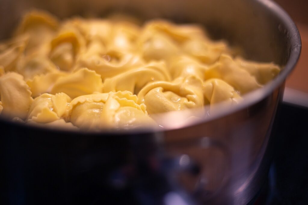 cibi portafortuna capodanno 2024 - dei tortellini in brodo in una pignatta