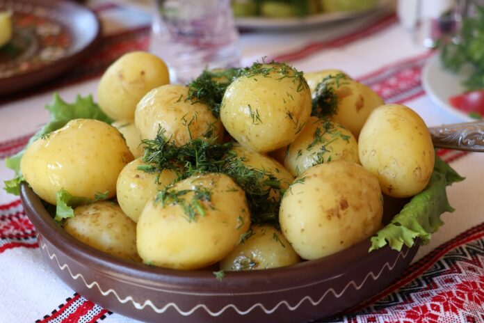la patata - delle patate cucinate in un piatto