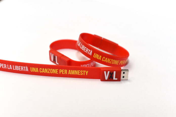 Voci per la libertà una canzone per Amnesty - il braccialetto usb rosso con le scritte