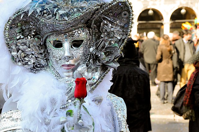 maschere venziane carnavale di venezia 2024 in primo piano dama bianca