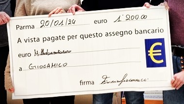 donazione - un assegno da 1200 euro intestato a giocamico