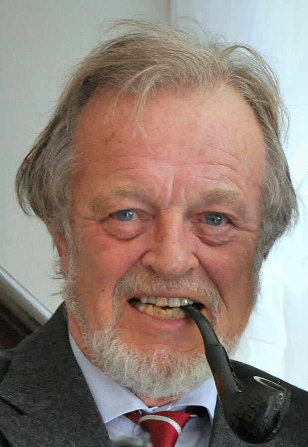 bernard cornwell in una foro a mezzolbusto