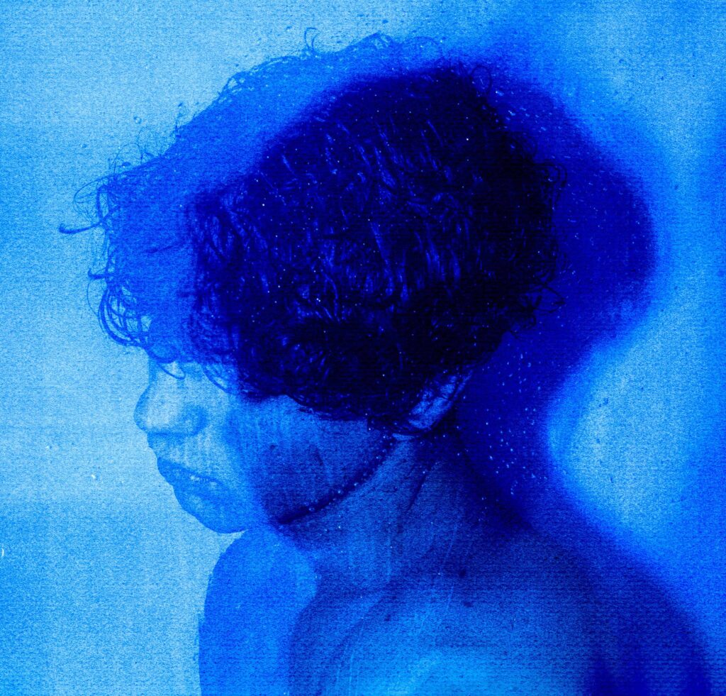 niveo - la copertina del nuovo singolo, che lo raffigura di profilo, in una immagine sfocata, su sfondo blu