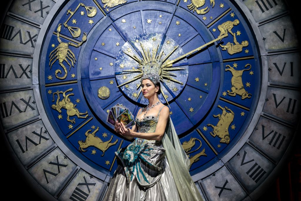 una maschera venezina con una donna del settecento abito argento e blu sfondo astro