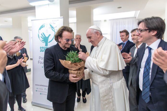 casa sanremo - nella foto bono vox a sinistra e papa Francesco a destra