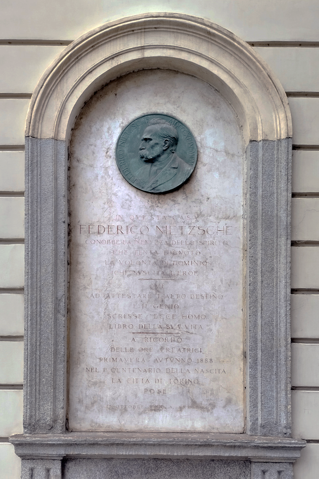 targa in marmo su miuro in omaggio a Friedrich Nietzsche posta in Torino 