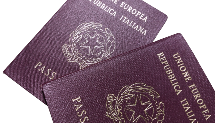 italiani all'estero AIRE - Due passaporti italiani, sono di colore viola con scritte dorate
