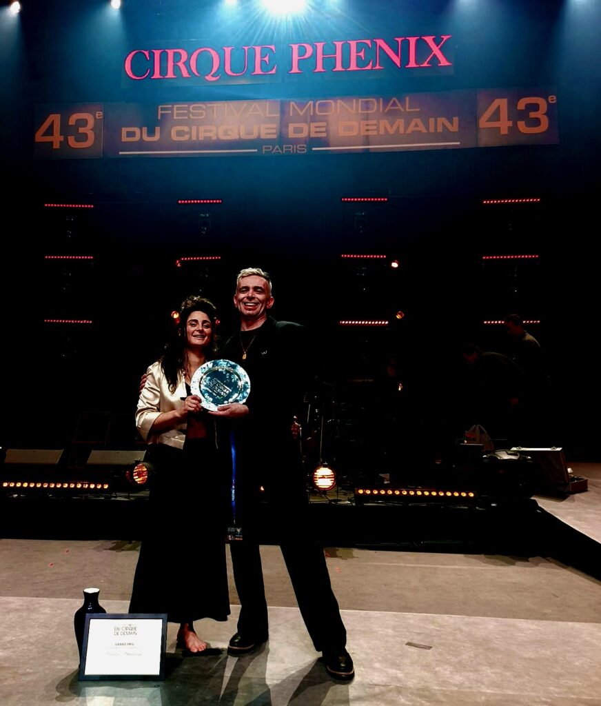 Festival Mondial du cirque - nella foto un uomo e una donna, capelli lunghi, con in mano il premio vinto
