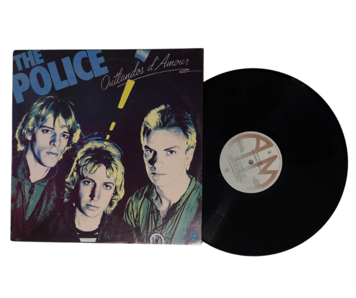 police - la copertina dell'album outlandos d'amour, che ritra il trio in primo piano