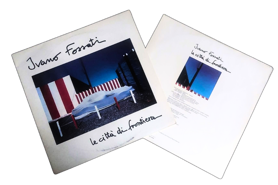 Ivano Fossati le città di frontiera - la copertina dell'album bianca con un'auto coperta da un telo e sullo sfondo delle staccionate bianche e rosse