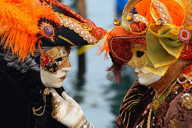 carnevale di venezia 2024 due maschere che simboleggiano due amanti di fronte alla laguna immagine licenza CC