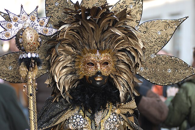 carnvale venezia 2024 una maschea enorem in oro che copre l'intero volto a effigie di leone