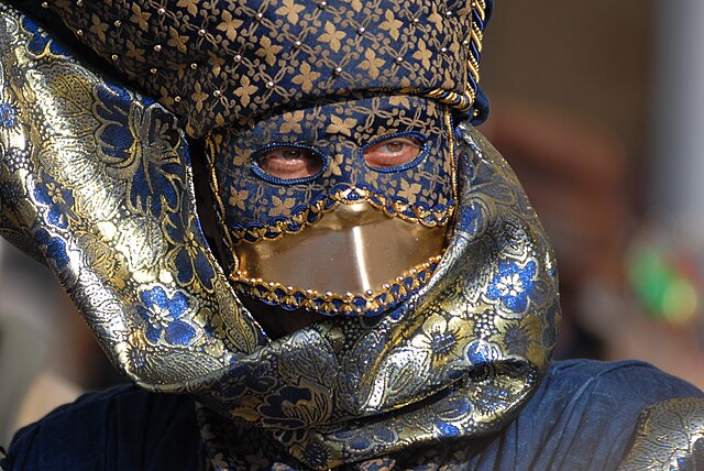 carnevale venezia 2024 una maschera turchese argento e orio con ricami turchesi