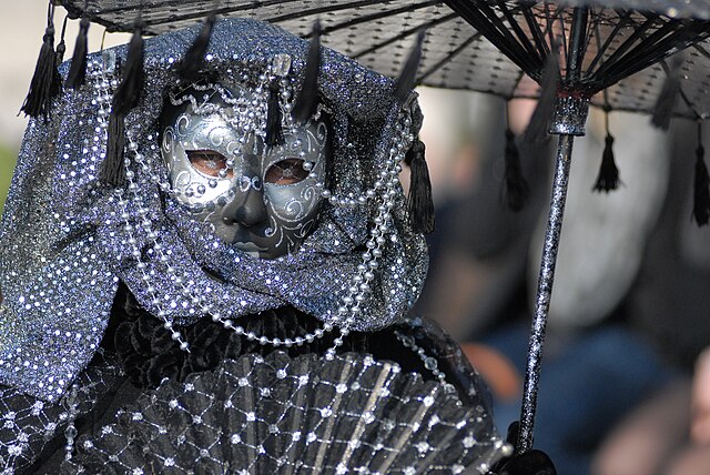 carnevale venezia 2024 esempi di maschere azzurre e argento con grandi pennacchi di piume
