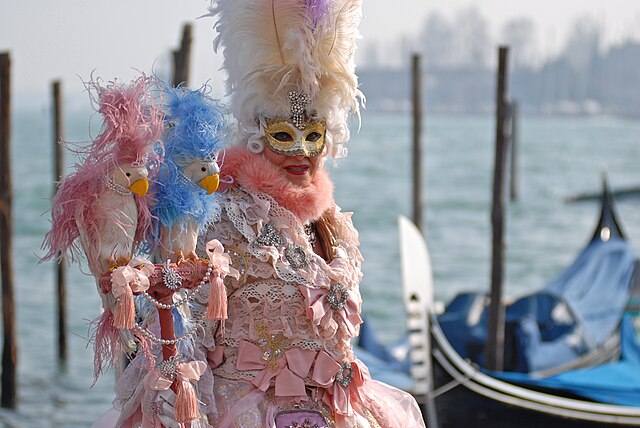 una dama del settecento di fronte alla laguna licenza CC carnevale di venezia 2024